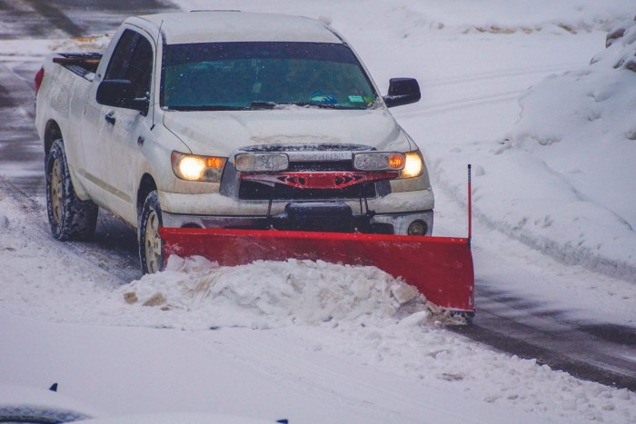 ❄️ How to Choose the Right Company for Your Snow Plowing Needs